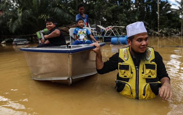 Siti Nurhaliza, Ebit Lew send help to Pahang flood victims, celeb, ebit lew, news, siti nurhaliza, theHive.Asia