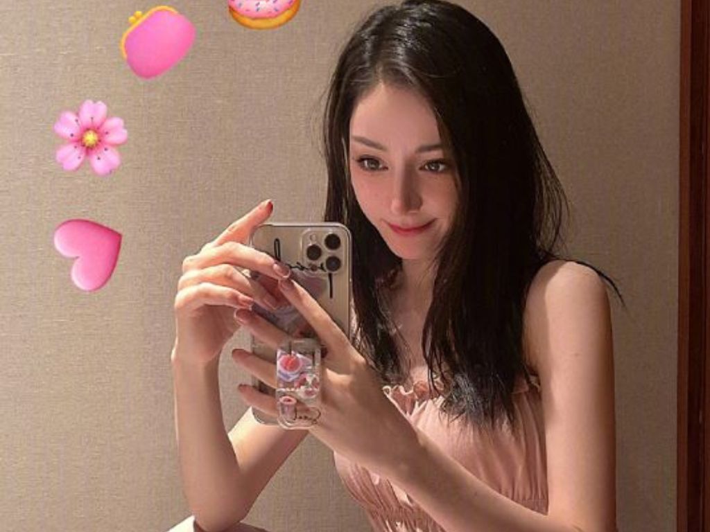 Dilraba Dilmurat drops 100 selfies to celebrate drama success