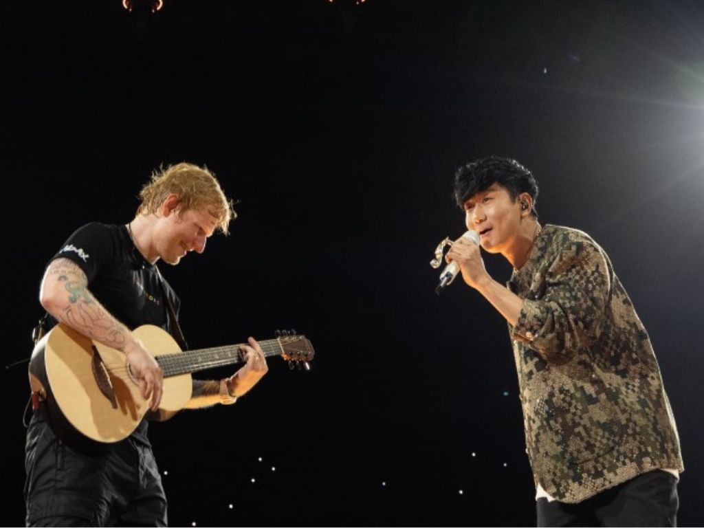 Ed Sheeran performs “Twilight” with JJ Lin at his concert