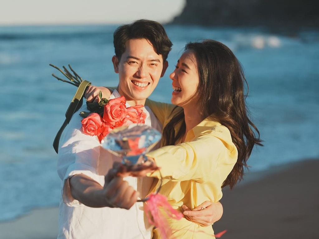 Louisa Mak and Keith Shing are engaged