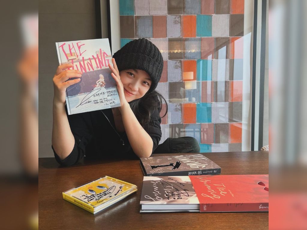 Tang Wei shows off signed copy of IU’s “The Winning”