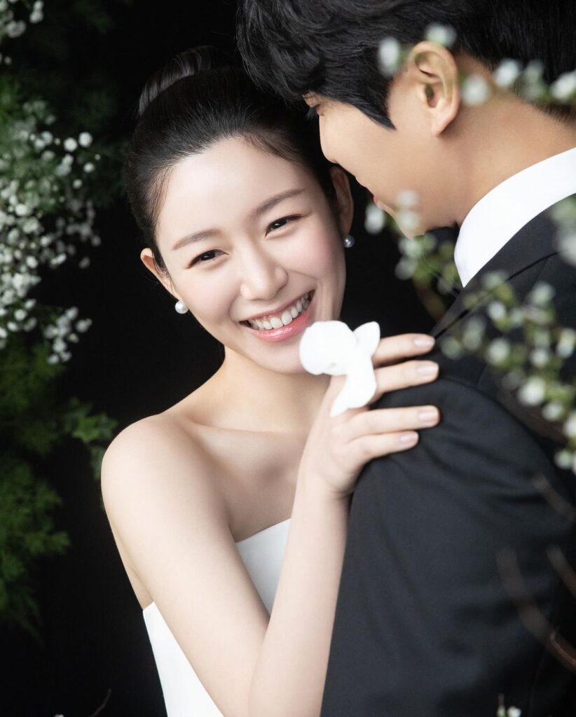 Lee Da-in shares new nuptial photos to celebrate anniversary, celeb asia, lee da-in, lee seung-gi, theHive.Asia