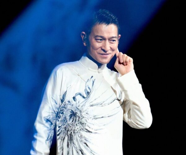 Andy Lau had another falling incident during concert