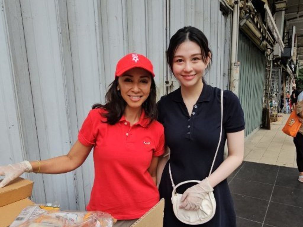 Ayla Sham Yuet helps out with the Princess of Selangor’s Soup Kitchen