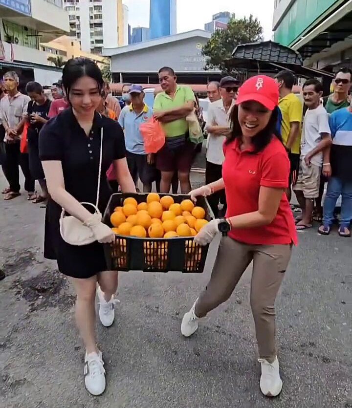 Ayla Sham Yuet helps out with the Princess of Selangor’s Soup Kitchen, ayla sham yuet, celeb asia, Tengku Zatashah, theHive.Asia